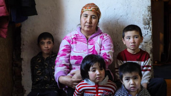 Фотография к новости: "Бес баланың өлімінен кейін қорқамын" – 8 баламен вагонда тұратын ананың жан айқайы