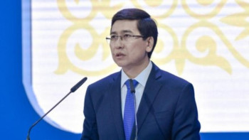 Фотография к новости: Оқуға 100 адам түседі, 800 адам бітіреді – Аймағамбетов дипломдарды "басып шығарғандарды" ашық сынады