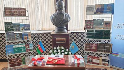 Абай-175: Бакуде ашылған орталыққа 50-ден астам кітап тарту етілді
