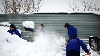 Фотография к новости: Елордалық волонтерлар жалғызбасты ананың қар басқан үйін тазалады