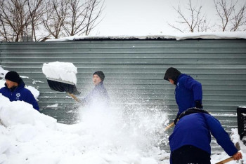 Фотография к новости: Елордалық волонтерлар жалғызбасты ананың қар басқан үйін тазалады
