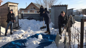 Фотография к новости: Өскеменнің еріктілері жалғызбасты адамдарға қолұшын созуда