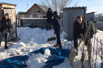 Фотография к новости: Өскеменнің еріктілері жалғызбасты адамдарға қолұшын созуда