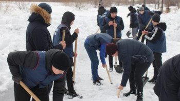 Фотография к новости: #Bizbirgemiz. Волонтерлер қарттарға қар тазалауға көмектесті