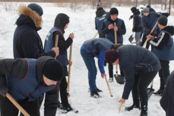 Фотография к новости: #Bizbirgemiz. Волонтерлер қарттарға қар тазалауға көмектесті