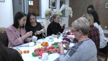 Фотография к новости: Атырауда "28 ілмек" еріктілер клубы перзентханадағы сəбилерге тегін тоқымалар тоқиды