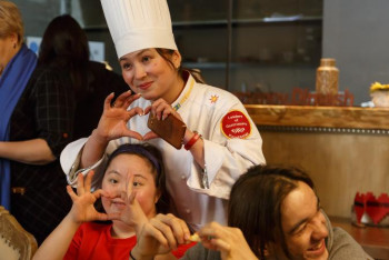 Фотография к новости: Бас аспаздар клубы мүмкіндігі шектеулі балаларға ас берді