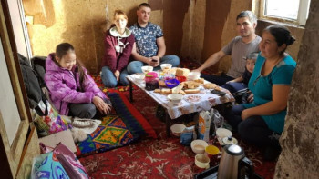 Фотография к новости: Елордалықтар 8 баласымен вагонда тұратын отбасыға көмектесті 