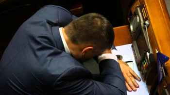 Фотография к новости: Депутаттар ұйықтамау үшін не істеу керек?