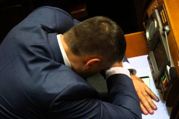 Фотография к новости: Депутаттар ұйықтамау үшін не істеу керек?