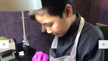 Фотография к новости: Оқушы 6 жасар інісінің еміне  маникюр жасап, ақша тауып жүр