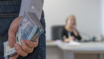 Фотография к новости: 50 мың пара алған шенеунік 1 млн айыппұл төлеп, жұмыстан қуылды