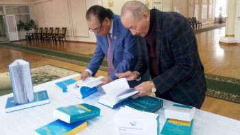 Фотография к новости: Алты тілге аударылған антология таныстырылды