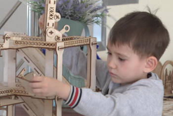 Фотография к новости: Гаджетсіз бір күн. Бүлдіршіндер ағаш өңдеу кәсібін меңгерді