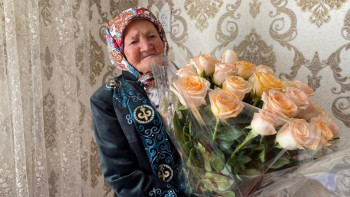 Фотография к новости: "Ауыл" партиясы 16 баланы дүниеге әкелген кейуананы құттықтады