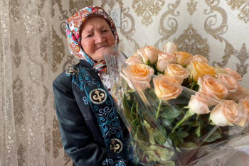 Фотография к новости: "Ауыл" партиясы 16 баланы дүниеге әкелген кейуананы құттықтады