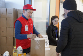 Фотография к новости: АӘК алатын отбасыларға азық-түлік беріліп жатыр