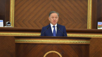 Фотография к новости: Нығматулин Хаменованы қимай шығарып салды