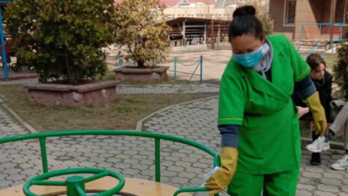 Алматыдағы ойын алаңдарын дезинфекциялау жұмыстары жүргізіліп жатыр