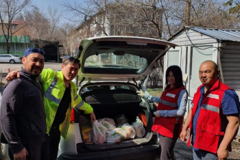 Фотография к новости: Қызыл Жарты ай қозғалысы қарттарға азық-түлік жеткізді