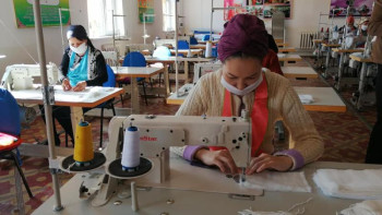 Фотография к новости: Қызылордалық тігіншілер масканы тұрмысы төмен отбасыларға,  қарияларға тегін үлестіруде 