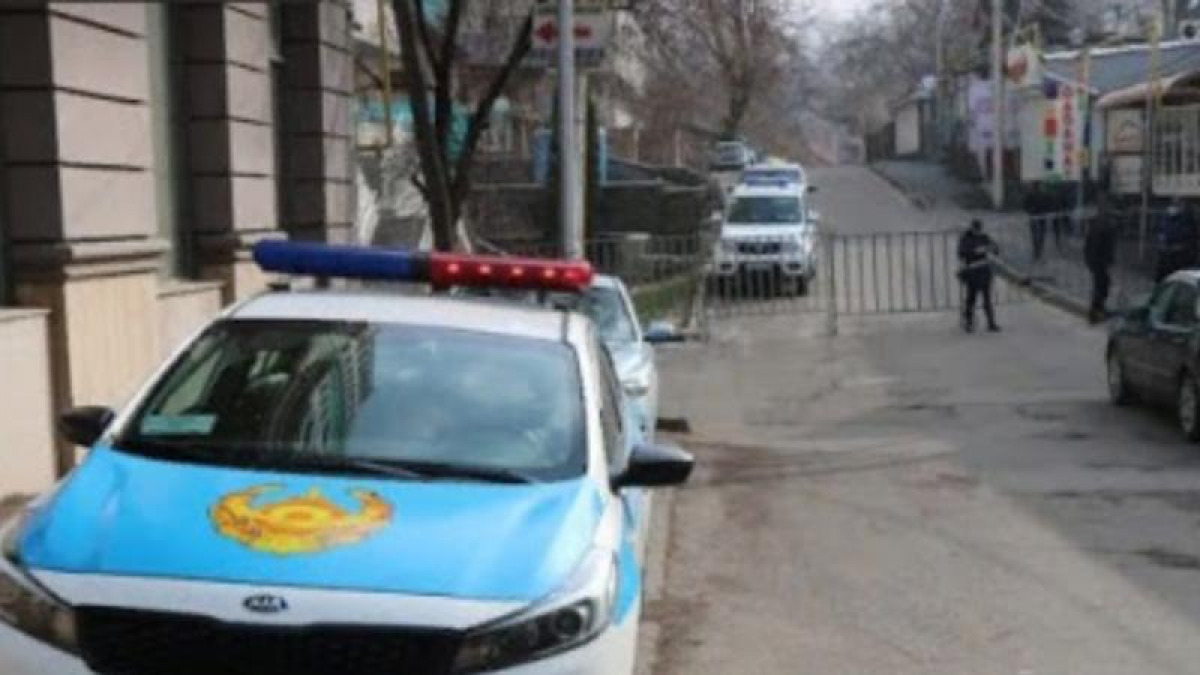 Полиция Алматыда құлап жатқан адамдарға қатысты түсінік берді