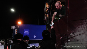 Фотография к новости: Блок бекетте 2 минут ішінде құжаттарды электронды базадан тексереміз – полиция