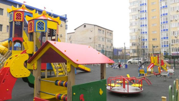 Фотография к новости: Атырауда балалар алаңы да залалсыздандырылып жатыр