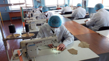 Фотография к новости: Шығыс Қазақстандағы жазасын өтеушілер туыстарына арнап бетперде тігуде