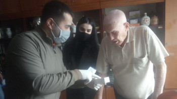 Фотография к новости: #Bizbirgemiz: Еріктілер төтенше жағдай кезінде ардагерлерге дәрі-дәрмек жеткізіп берді