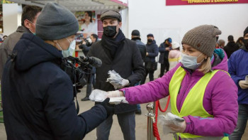 Фотография к новости: Нұр-Сұлтанда медициналық маскалар тегін таратылуда