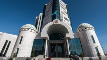 Фотография к новости: Депутат Божко мен Косарев "мәжбүрлі түрде" демалысқа кетті