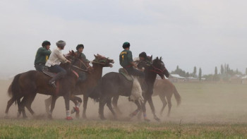Фотография к новости: Көкпар тартып, жамбы атқан...