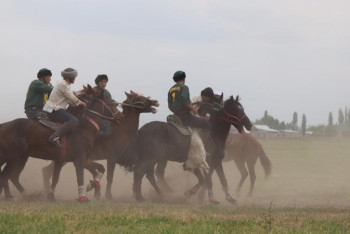 Фотография к новости: Көкпар тартып, жамбы атқан...