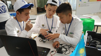 Фотография к новости: Мемлекеттен 505 мың теңге грант алып, роботехниканы үйреткен