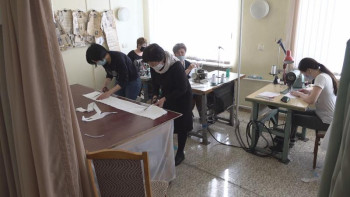 Фотография к новости: Павлодарлық сахна майталмандары халыққа маска тігіп беруде