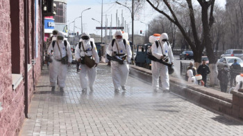 Фотография к новости: Әскерилер Қарағанды көшелерін дезинфекциялауды жалғастыруда