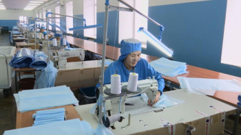 Фотография к новости: Ертіс өңірінің кәсіпкерлері тәулігіне 50 мың маска тігеді