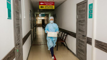 Фотография к новости: Коронавируспен күресіп жүрген дәрігерлерге үстемақы төлене бастады