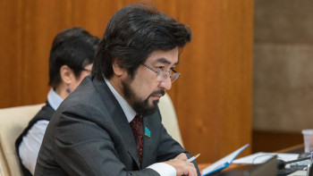 Фотография к новости: Түрлеріңіз қазақ, тілдеріңіз басқа: Бекболат Тілеухан депутаттарға ұрсып тастады