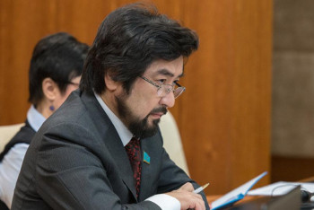 Фотография к новости: Түрлеріңіз қазақ, тілдеріңіз басқа: Бекболат Тілеухан депутаттарға ұрсып тастады