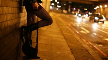 Фотография к новости: Ақтауда полицейлер коронавирус жұқтырған жезөкшелерді жасырып қалған