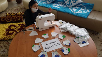 Фотография к новости: Bizbirgemiz: Павлодарлық мектеп ұжымы 600 бетперде тігіп, тұрғындарға таратты