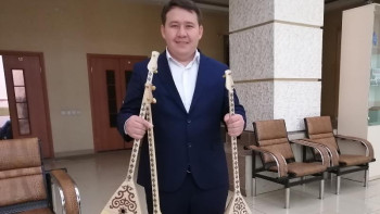 Фотография к новости: Ауруханадағы дəрігерлерге домбыра сыйлаған шебер