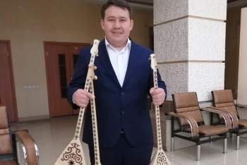 Фотография к новости: Ауруханадағы дəрігерлерге домбыра сыйлаған шебер