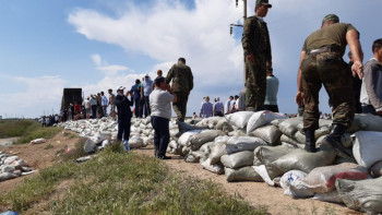 Фотография к новости: Су тасқыны. Мәжіліс депутаты зардап шеккендерге үй салып беруді сұрады