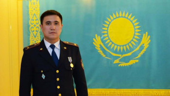 Фотография к новости: Ержүрек жігіттер: Жас қызды суицидтен құтқарған қарағандылық тәртіп сақшылары