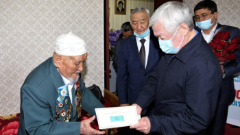 Фотография к новости: Қарт жауынгерлерге миллион теңгенің сертификатын тапсырды