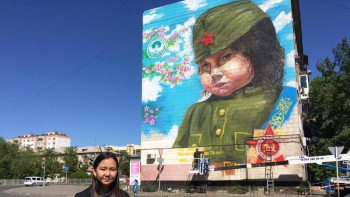 Фотография к новости: Жеңіс - 75: Павлодарда үй қабырғасында әскери киімдегі қыздың суреті пайда болды