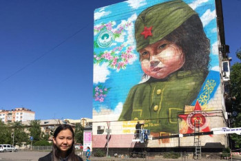 Жеңіс - 75: Павлодарда үй қабырғасында әскери киімдегі қыздың суреті пайда болды